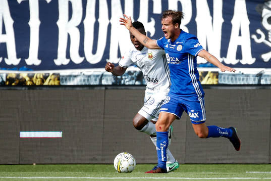Östersunds Patrik Kpozo och Sundsvalls Marcus Danielson i