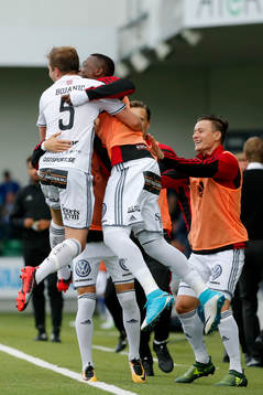 Östersunds Darijan Bojanic jublar med avbytarna