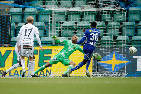Sundsvalls Peter Wilson missar en målchans mot Östersunds