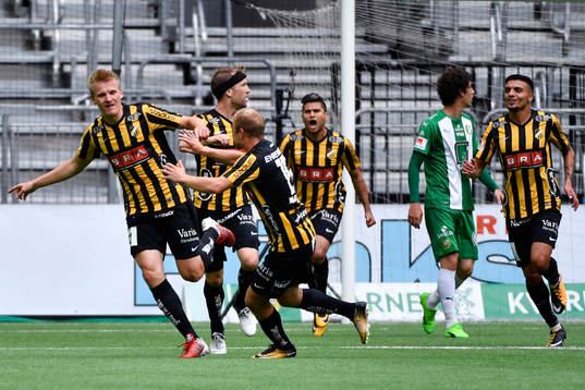 Häckens Juhani Ojala gör 0-1-målet och jublar med Kari