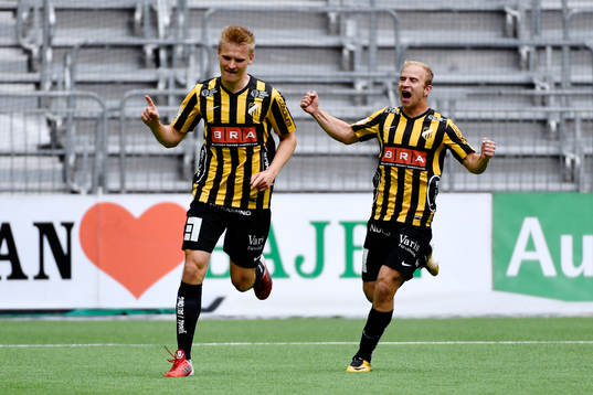 Häckens Juhani Ojala gör 0-1-målet och jublar med Kari