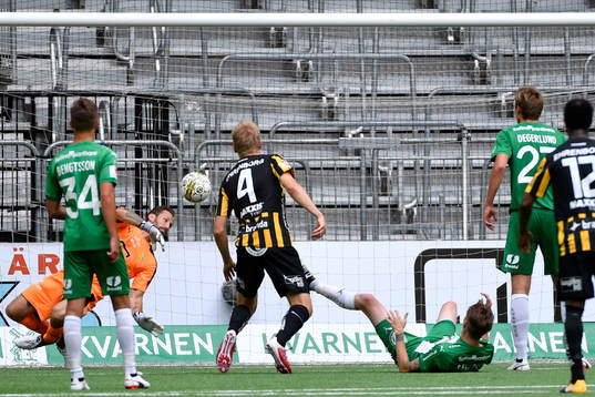 Häckens Juhani Ojala gör 0-1-målet bakom Hammarbys