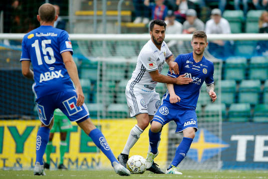Östersunds Brwa Nouri i kamp om bollen med Sundsvalls