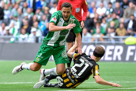 Hammarbys Jeppe Andersen glidtacklas av Häckens Rasmus