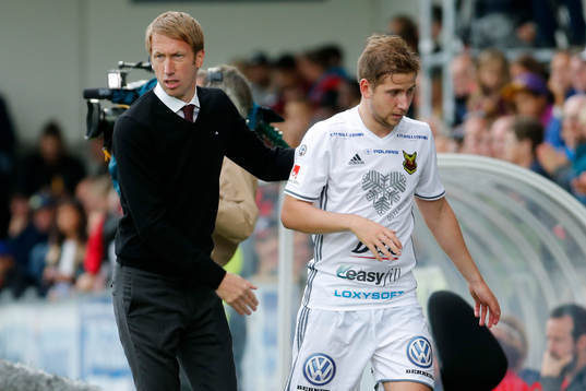 Östersunds tränare Graham Potter klappar om Darijan