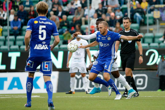 Sundsvalls Marcus Danielson i kamp om bollen med
