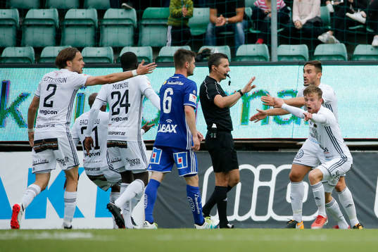 Östersunds spelare reagerar mot domare Bojan Pandzic