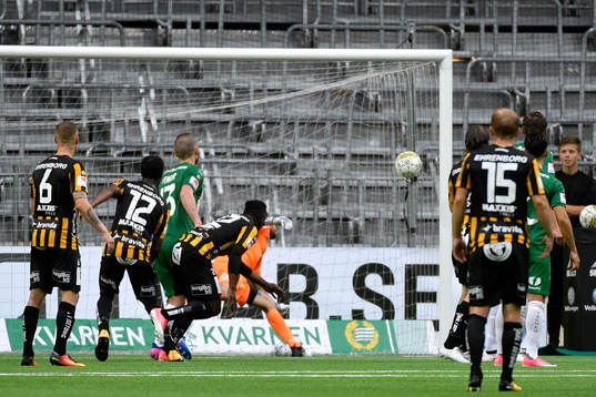 Häckens Paulinho (ej i bild) gör 1-2 på frispark bakom