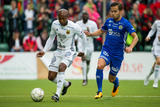 Östersunds Fouad Bachirou i kamp om boll med Sundsvalls