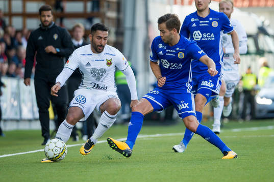 Östersunds Sotirios Papagiannopoulus i kamp om boll med