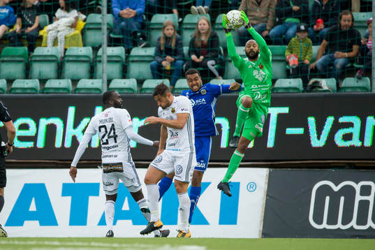 Östersunds målvakt Aly Keita räddar