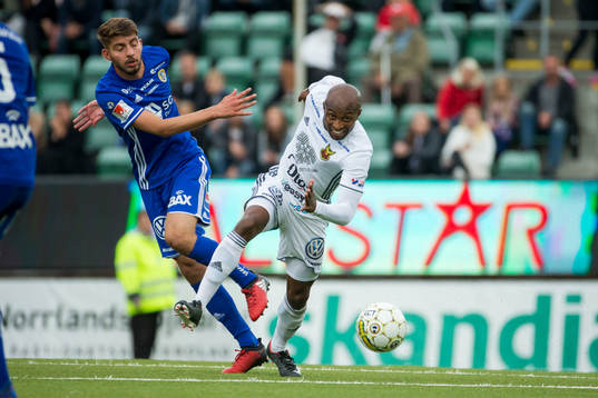 Östersunds Fouad Bachirou i kamp om boll med Sundsvalls