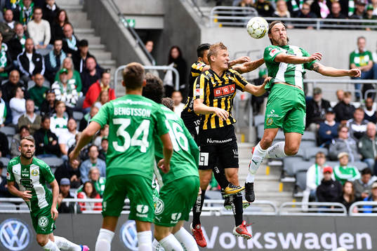 Hammarbys Björn Paulsen i nickduell med Häckens Juhani