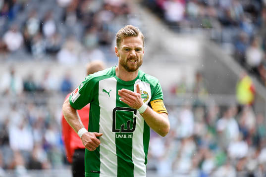 Hammarbys Arnór Smárason reagerar