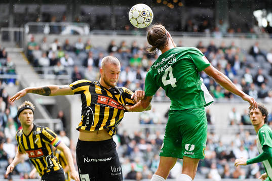 Hammarbys Björn Paulsen i nickduell med Häckens Alexander