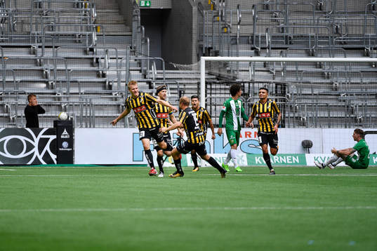 Häckens Juhani Ojala jublar med Kari Arkivuo