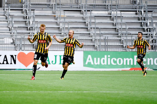 Häckens Juhani Ojala jublar med Kari Arkivuo