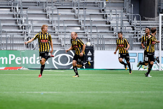 Häckens Juhani Ojala jublar med Kari Arkivuo