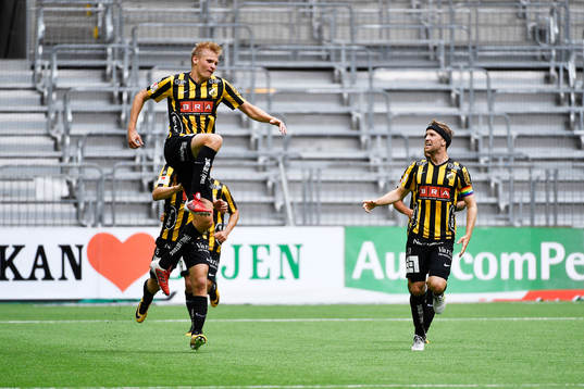 Häckens Juhani Ojala jublar