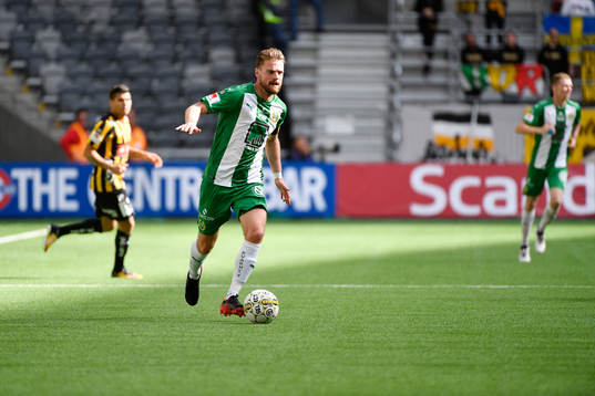 Hammarbys Arnór Smárason med bollen