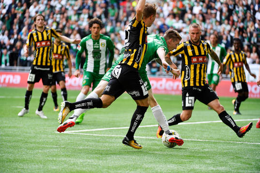 Hammarbys Birkir Már Saevarsson dras ned av försvarare i
