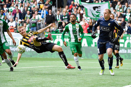 Häckens Juhani Ojala rensar undan i målområdet