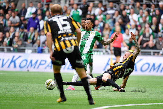 Häckens Alexander Faltsetas rensar undan bollen för