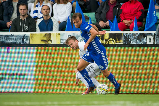 Sundsvalls Eric Larsson i kamp om boll med Östersunds
