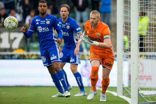 Sundsvalls målvakt Tommy Naurin tittar på bollen