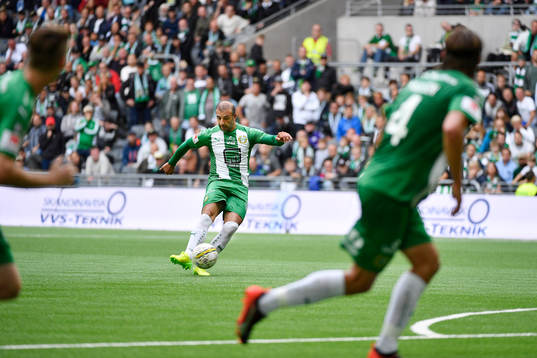 Hammarbys Kennedy Bakircioglu slår en frispark