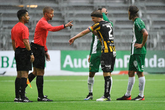 Häckens Rasmus Lindgren och domaren Glenn Nyberg diskuterar