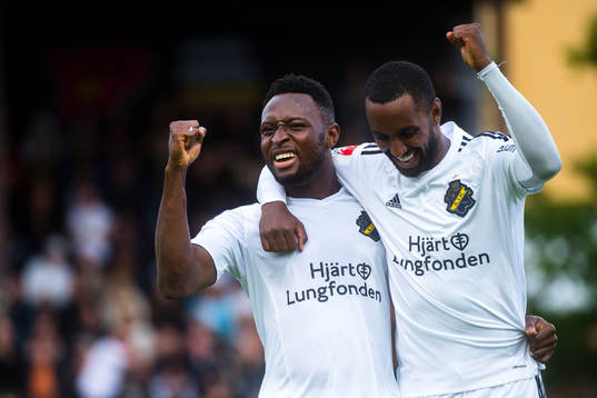 s Henok Goitom och Chinedu Ogbuke Obasi jublar