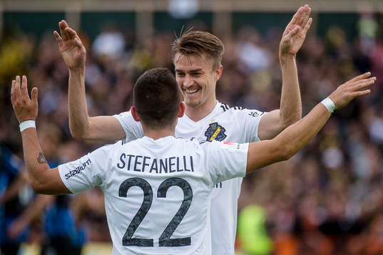 s Nicolas Marcelo Stefanelli och Rasmus Lindkvist jublar