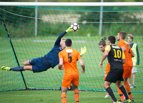 Torns målvakt räddar i matchen i division 2 mellan Torn