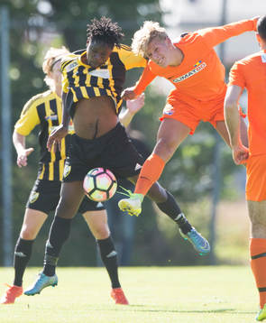 IFK Hässleholms Patrick Osiako i matchen i division 2