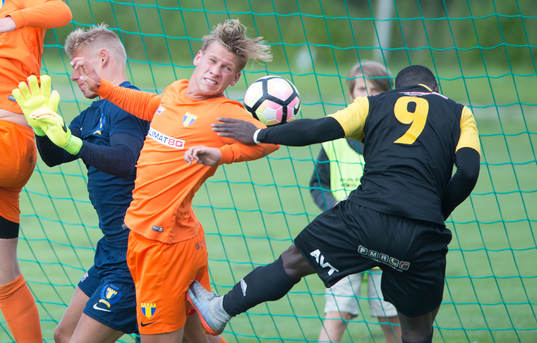 IFK Hässleholms Mike Andrew nickar in 0-1 i matchen i
