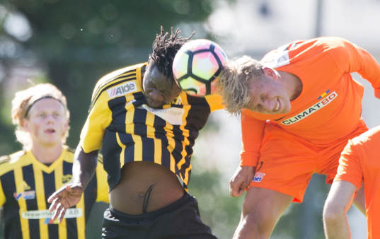 IFK Hässleholms Patrick Osiako i matchen i division 2