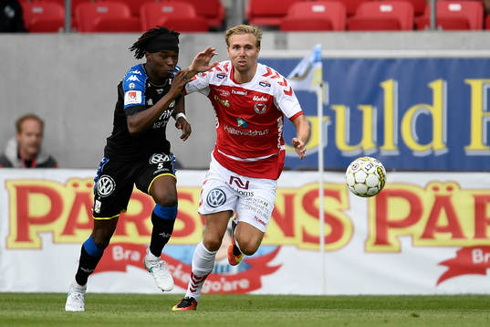 IFK Göteborgs Sam Adekugbe i kamp om bollen med    Kalmars