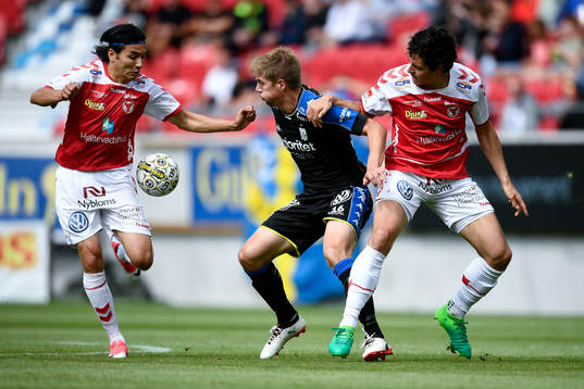 IFK Göteborgs Mikael Boman i kamp om bollen med Kalmars
