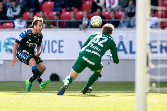 IFK Göteborgs Tobias Hysén med ett läge mot Kalmars
