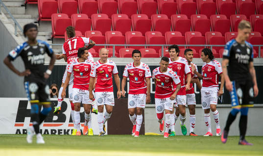 Kalmarspelarna jublar medan IFK Göteborgs Sam Adekugbeoch
