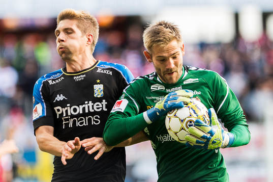 IFK Göteborgs Mikael Boman och Kalmars målvakt Lucas