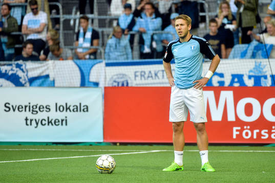 Malmö FFs Anton Tinnerholm värmer upp