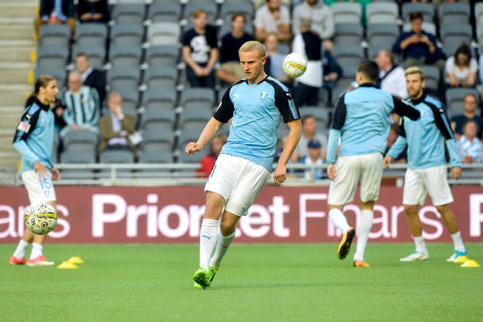 Malmö FFs Franz Brorsson värmer upp