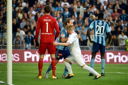 Malmö FFs Anders Christiansen stångas med Djurgårdens
