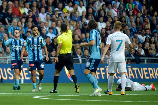 Djurgårdens Othman El Kabir blir varnad av domare Mohammed