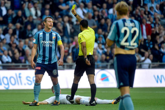 Djurgårdens Kim Källström blir varnad av domare Mohammed