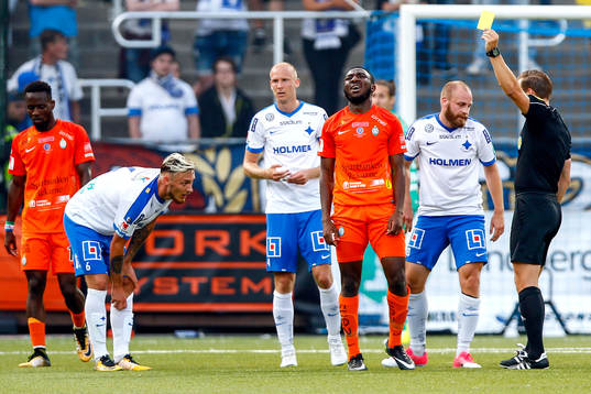 AFC Eskilstunas Chidi Omeje får gult kort av domare
