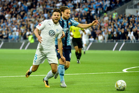 Malmö FFs Erdal Rakip faller i straffområdet i en diuell