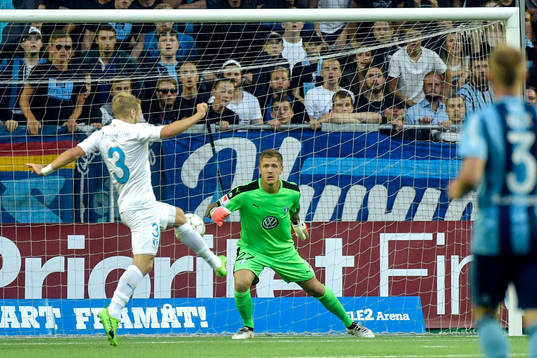 Malmö FFs Anton Tinnerholm rensar framför målvakt Johan